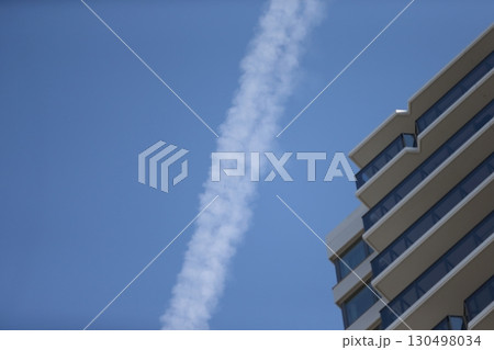 飛行機雲と集合住宅　イメージ 130498034
