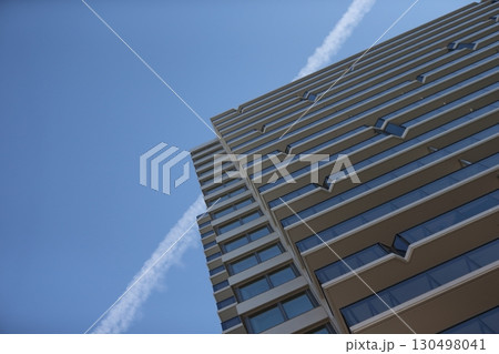 飛行機雲と集合住宅　イメージ 130498041