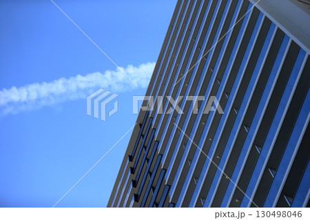 飛行機雲と集合住宅 イメージ 飛行機雲と集合住宅 イメージ 130498046