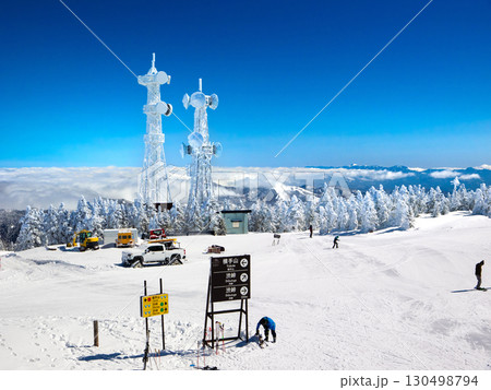 樹氷と電波塔がそびえるスキー場山頂のパノラマ風景 (長野県、山ノ内町、横手山) 130498794