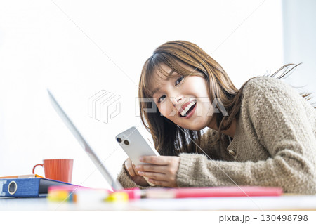 スマホを持つ若い女性のポートレート 130498798