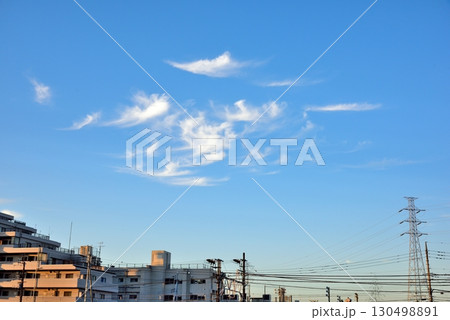 秋晴れの澄みきった空模様 130498891