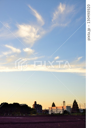 秋晴れの澄みきった空模様 秋晴れの澄みきった空模様 130498920