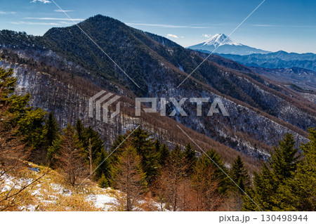 大菩薩・石丸峠への登りから見る富士山と小金沢山 130498944