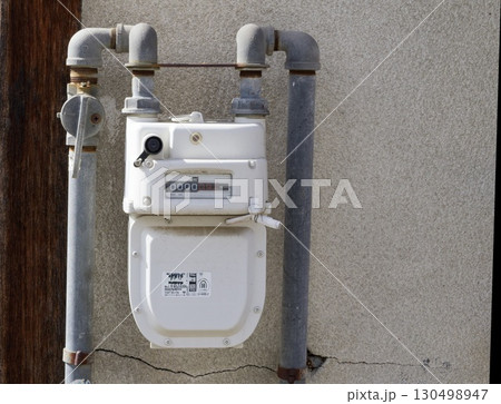屋外に設置されたガスメーター 130498947