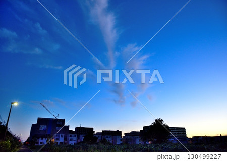 秋晴れの澄みきった空模様 130499227