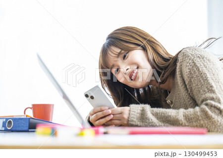 スマホを見る若い女性のポートレート 130499453