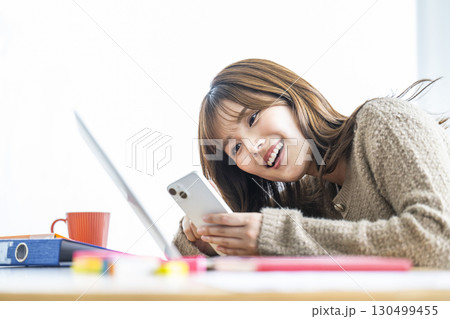 スマホを見る若い女性のポートレート 130499455