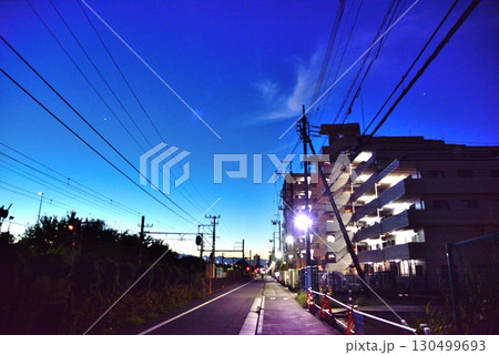 昭島市 ブルーアワーの美しい線路沿いの風景 昭島市 ブルーアワーの美しい線路沿いの風景 130499693