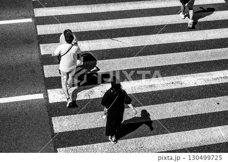 夏の暑い日に横断歩道を渡る人　神戸三宮で撮影 130499725