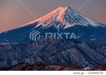 大菩薩連嶺・白谷ノ丸から見る朝焼けの富士山 130499726