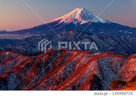 大菩薩連嶺・白谷ノ丸から見る朝焼けの富士山 大菩薩連嶺・白谷ノ丸から見る朝焼けの富士山 130499729