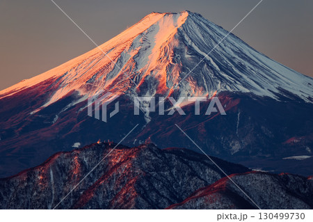 大菩薩連嶺・白谷ノ丸から見る朝焼けの富士山 大菩薩連嶺・白谷ノ丸から見る朝焼けの富士山 130499730