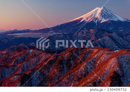 大菩薩連嶺・白谷ノ丸から見る朝焼けの富士山 大菩薩連嶺・白谷ノ丸から見る朝焼けの富士山 130499732