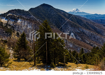 大菩薩・石丸峠への登りから見る富士山と小金沢山 130499825