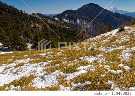 大菩薩・石丸峠から見る富士山と小金沢山 大菩薩・石丸峠から見る富士山と小金沢山 130499828