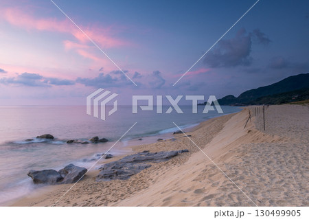 夕焼け　海亀産卵地永田いなか浜 　屋久島(夏 130499905