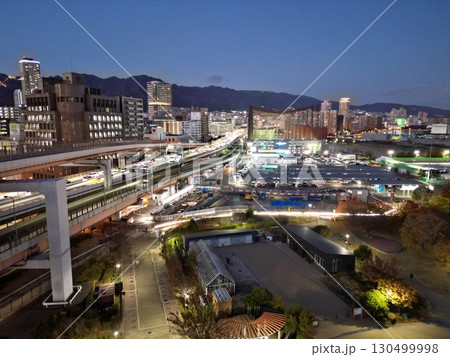 神戸の公園上空からハーバーハイウェイの夜景の空撮 130499998