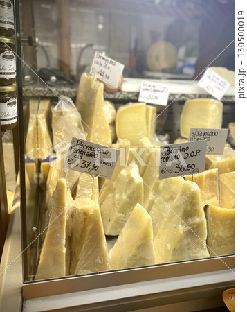 イタリアのチーズ店に並ぶチーズ イタリアのチーズ店に並ぶチーズ 130500019