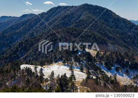 大菩薩連嶺・天狗棚山から見る狼平と小金沢山 130500023