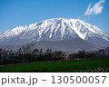 岩手県/ 残雪の白と緑と青空のコントラストが美しい春の岩手山 岩手県/ 残雪の白と緑と青空のコントラストが美しい春の岩手山 130500057