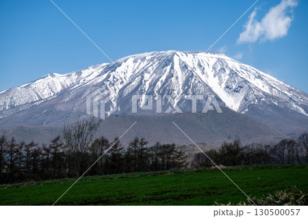 岩手県/ 残雪の白と緑と青空のコントラストが美しい春の岩手山 岩手県/ 残雪の白と緑と青空のコントラストが美しい春の岩手山 130500057
