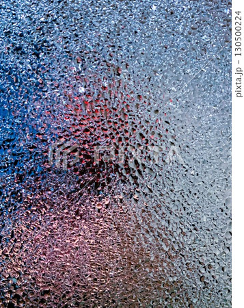 水滴ににじむ赤と青の光　幻想的な抽象テクスチャ 130500224