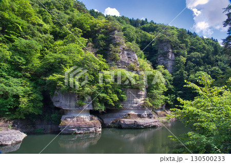 新緑に覆われた奇岩が連なる、福島県「塔のへつり」の絶景 130500233