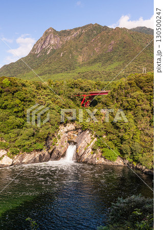 トローキの滝とモッチョム岳　洋上アルプス屋久島(秋 130500247