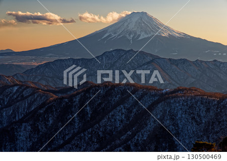 大菩薩連嶺・白谷ノ丸から見る夕暮れの富士山 大菩薩連嶺・白谷ノ丸から見る夕暮れの富士山 130500469