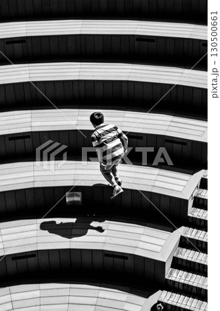 階段で遊ぶ男の子 神戸市三宮で撮影 階段で遊ぶ男の子 神戸市三宮で撮影 130500661