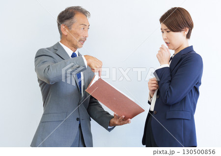 部下に指導する上司 部下に指導する上司 130500856