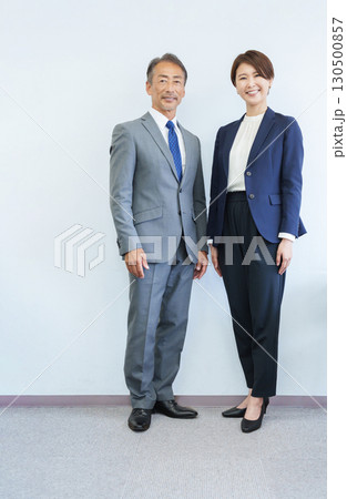 ビジネスマン上司部下 130500857