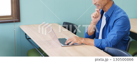 ノートパソコンを使い考えるシニア男性 130500866