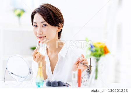 お洒落を楽しむ女性 130501238