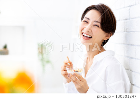 朝　朝食　女性 130501247