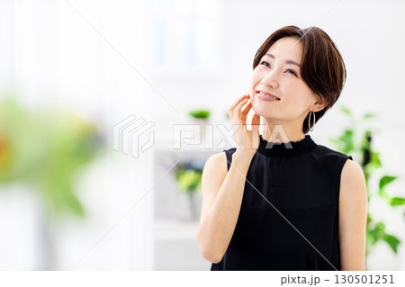 ヘアサロン　女性　ミドル　リビング 130501251