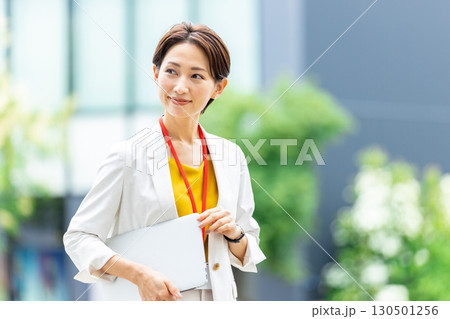 女性　ビジネス　屋外 130501256