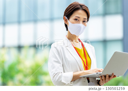 外 マスク　ビジネス　女性 130501259
