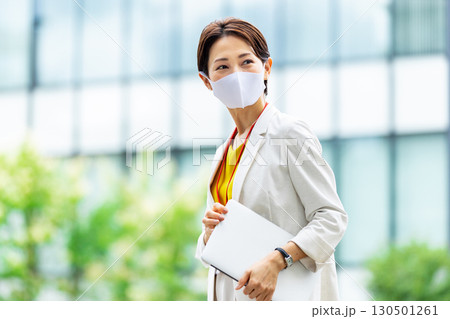外 マスク　ビジネス　女性 130501261