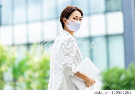外 マスク　ビジネス　女性 130501262