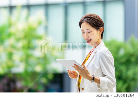 外　ビジネス　女性 130501264