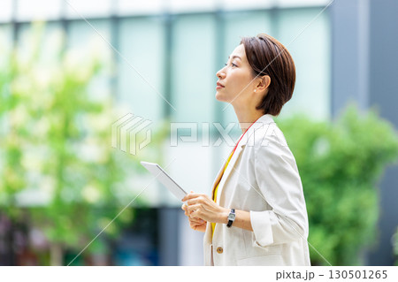 外　ビジネス　女性 130501265