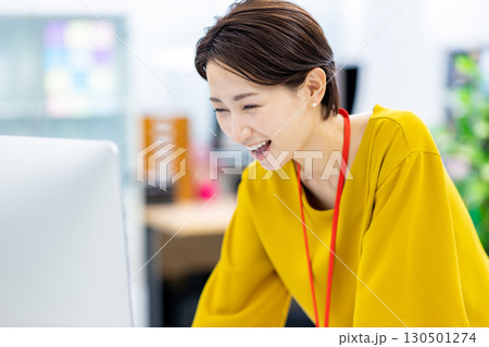 女性　デスクワーク　ミドル 130501274