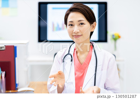 医者　デスクワーク　女性 130501287