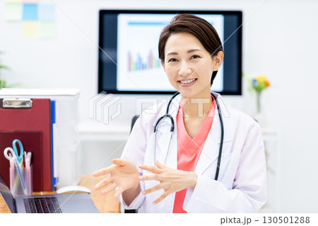 医者　デスクワーク　女性 130501288