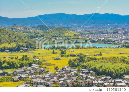秋の京都　嵯峨野路の田園風景 130501340
