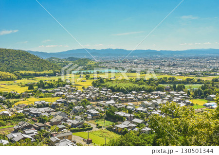 秋の京都　嵯峨野路の田園風景眺望 130501344