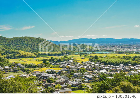秋の京都　嵯峨野路の田園風景 130501346