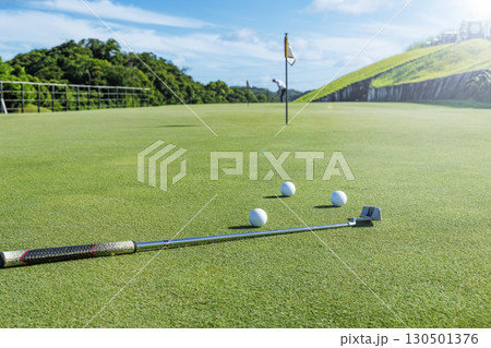 新緑が綺麗なゴルフ場のグリーンと白いボール 130501376